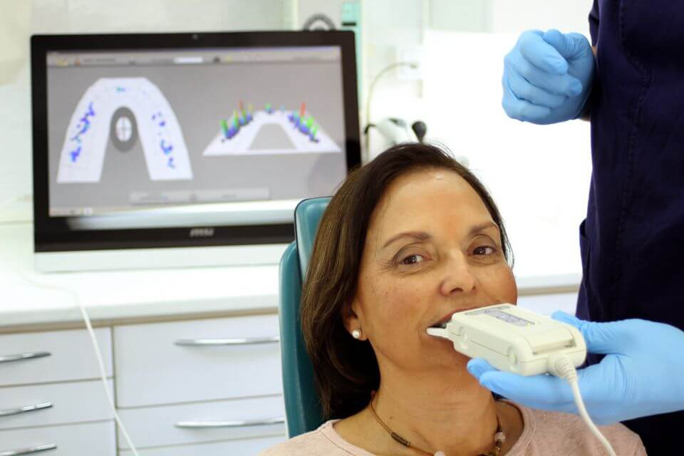 Tekscan registra la actividad masticatoria y muestra los contactos dentales durante los movimientos de mandíbula Tekscan registra la actividad masticatoria y muestra los contactos dentales durante los movimientos de mandíbula