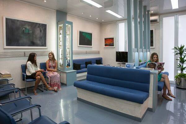 Fotografía de la comfortable sala de espera en nuestra Clínica Dental Padrós - Dentista en Barcelona Fotografía de la comfortable sala de espera en nuestra Clínica Dental Padrós - Dentista en Barcelona