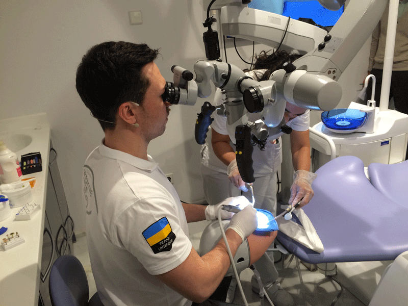 El Dr. Maxim Belograd durante la parte práctica del curso tratamiento estetico microinvasivo.