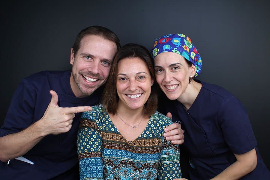 Después del estudio de estética dental y el tratamiento de carillas de composite, junto el equipo médico Después del estudio de estética dental y el tratamiento de carillas de composite, junto el equipo médico
