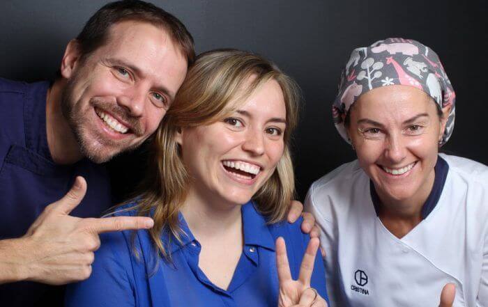 Después del estudio de estética dental y el tratamiento de carillas de composite, junto al equipo médico Después del estudio de estética dental y el tratamiento de carillas de composite, junto al equipo médico