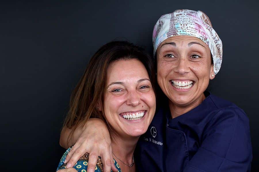 Después del estudio de estética dental y el tratamiento de carillas de composite, junto a la Dra. Margarita Monterrubio Después del estudio de estética dental y el tratamiento de carillas de composite, junto a la Dra. Margarita Monterrubio