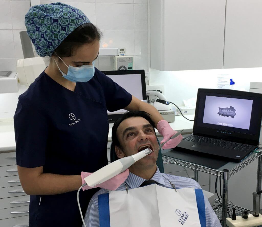 La Dra. Jennifer Martín utilizando el nuevo escáner intraoral Trios de 3shape