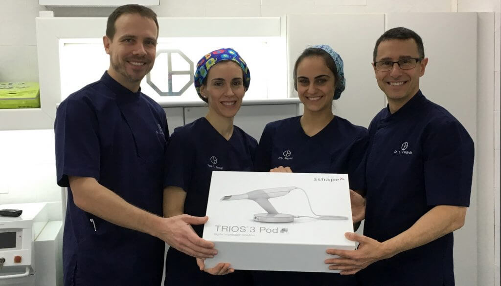 El equipo de Clínica Padrós muestra orgulloso su nueva incorporación tecnológica, el nuevo escáner intraoral Trios de 3shape El equipo de Clínica Padrós muestra orgulloso su nueva incorporación tecnológica, el nuevo escáner intraoral Trios de 3shape